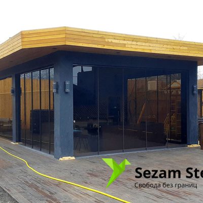 Безрамное раздвижное остекление беседки