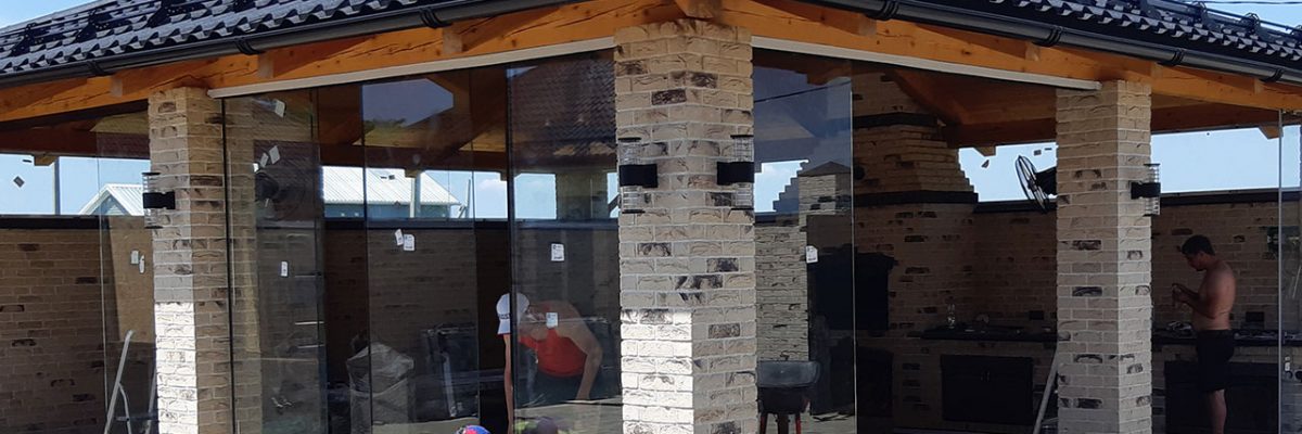 Монтаж безрамного остекления для беседки