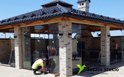 Монтаж безрамного остекления для беседки