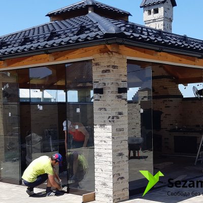 Монтаж безрамного остекления для беседки