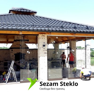 Монтаж безрамного развижного остекление