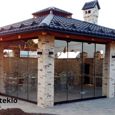 Безрамное раздвижное остекление беседки