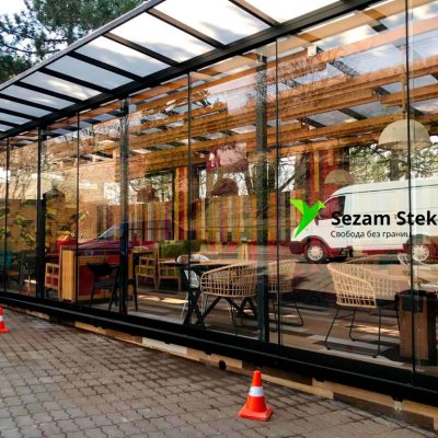 Безрамное остекление кафе