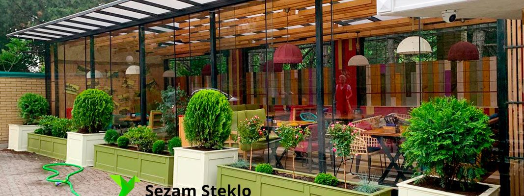 Безрамное остекление кафе