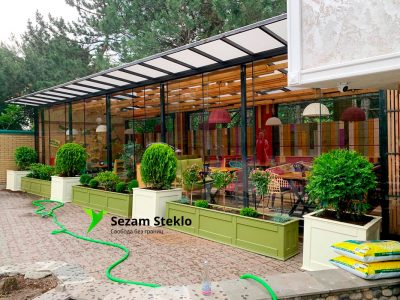 Безрамное остекление кафе