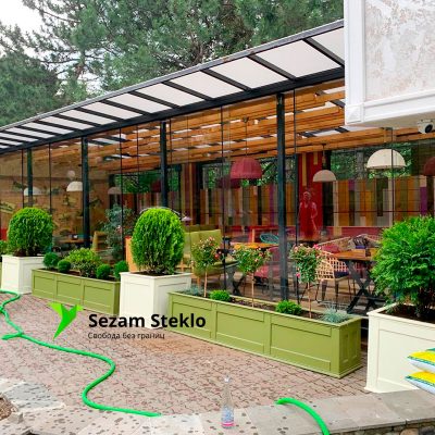 Безрамное остекление кафе
